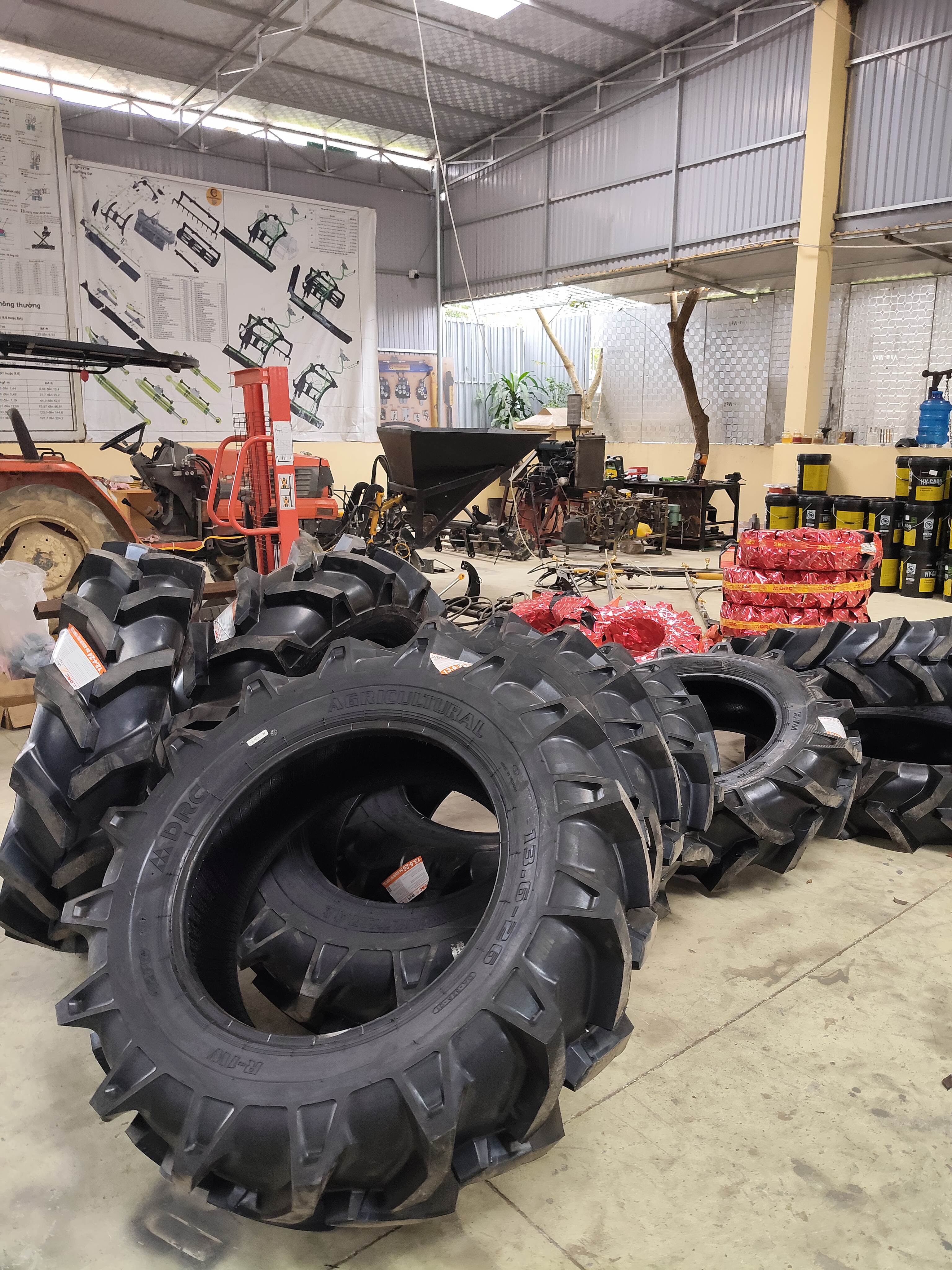 Vỏ lốp xe trước và sau DRC cho máy kéo